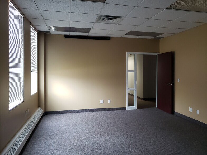More Photos Of 2479 Parkedale Ave W, Brockville Office For Lease