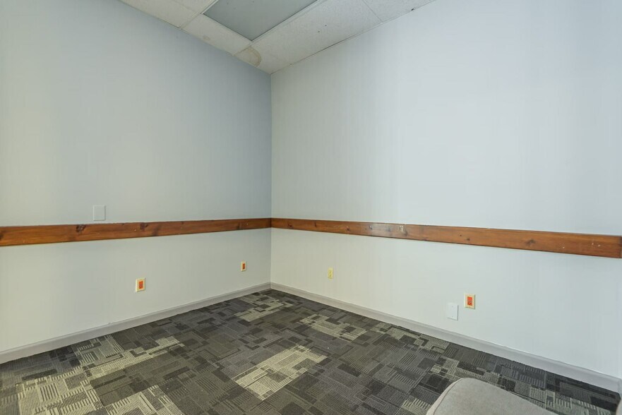 More Photos Of 150 W Rhea Ave, Spring City Medical For Sale