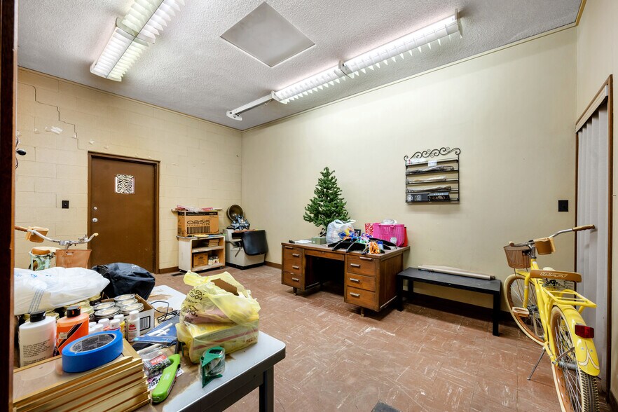 More Photos Of 308-310 S Main St, Lindsay Office For Sale