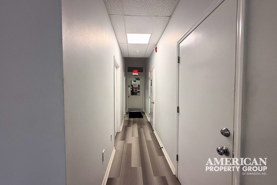 More Photos Of 5946 Clark Center Ave, Sarasota Warehouse For Lease
