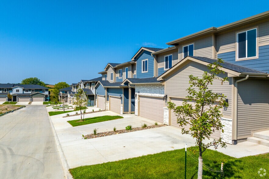 More Photos Of 9125 Calvin Dr, West Des Moines Apartments For Sale