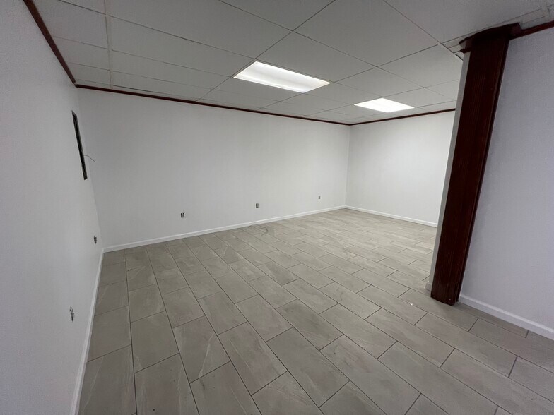 More Photos Of 1295 Toll rd, Effort Flex For Lease