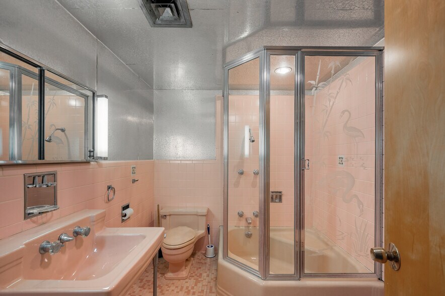 More Photos Of 531 W Main St, Denison Office For Sale