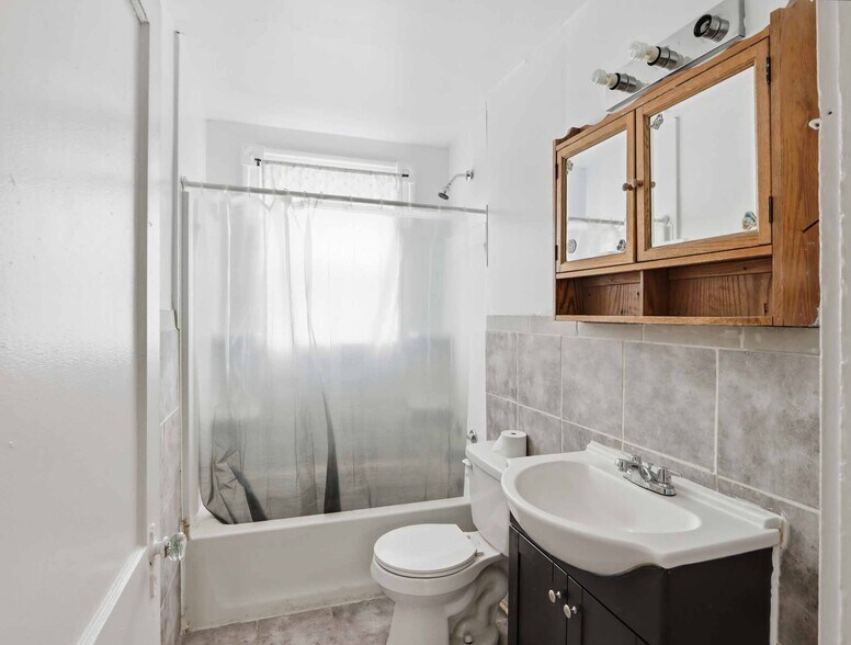 More Photos Of 2517 Washington Blvd, Baltimore Storefront Retail Residential For Sale