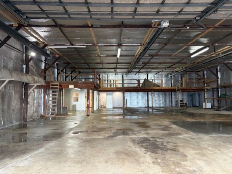More Photos Of 3300 21st St, Zion Warehouse For Lease