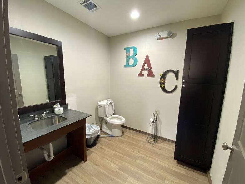 More Photos Of 8466 N Sam Houston Pky W, Houston Warehouse For Sale