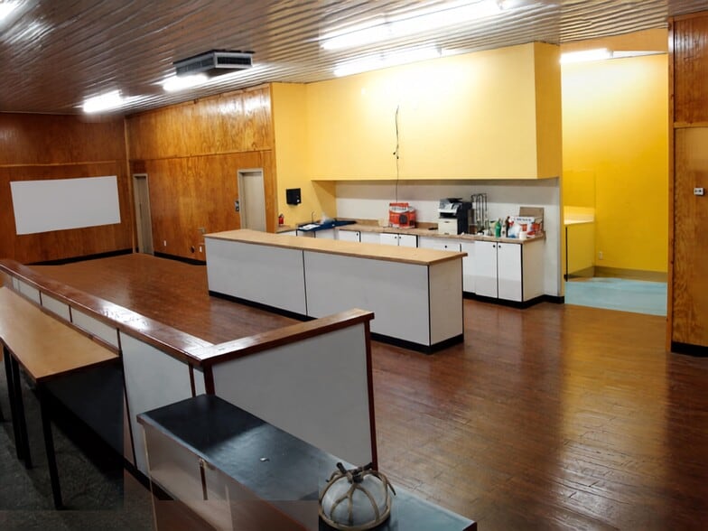 More Photos Of 311 W St. John St, Litchfield Sports And Entertainment For Sale