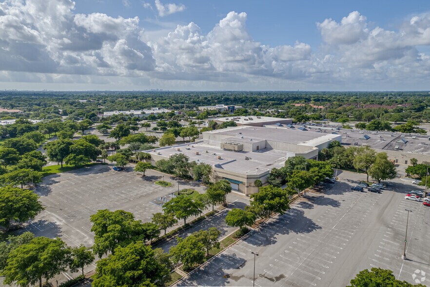 More Photos Of 9565 W Atlantic Blvd, Coral Springs Department Store For Lease