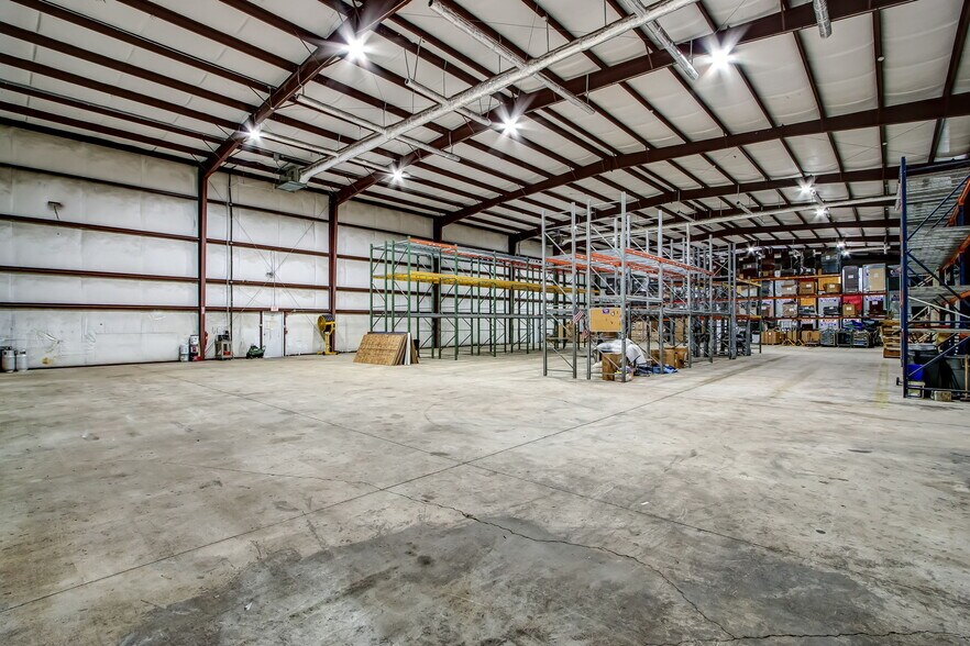 More Photos Of 10416 New Berlin Rd, Jacksonville Warehouse For Lease
