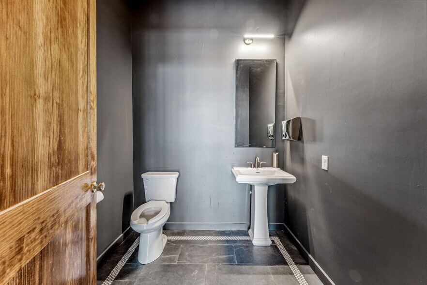 More Photos Of 104 S Kickapoo St, Lipan General Retail For Lease