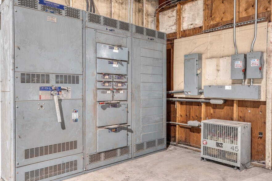 More Photos Of 6050 Don Murie St, Niagara Falls Warehouse For Sale