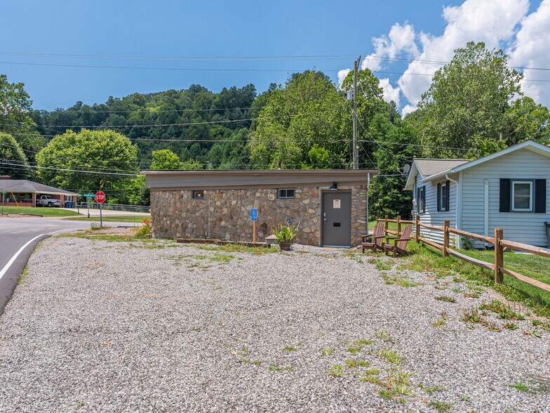 More Photos Of 491 Allens Creek Rd, Waynesville Office For Lease