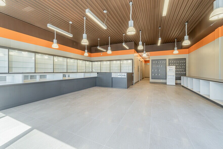 More Photos Of 5805 Boul Décarie, Montréal General Retail For Lease