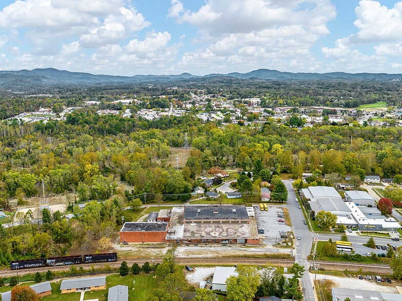 More Photos Of 701 Oriole Dr, Hendersonville Warehouse For Sale