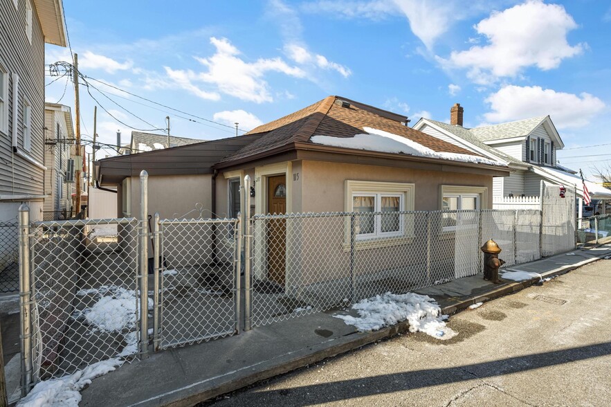 Primary Photo Of 115 Gain Ct, Brooklyn Flex For Sale