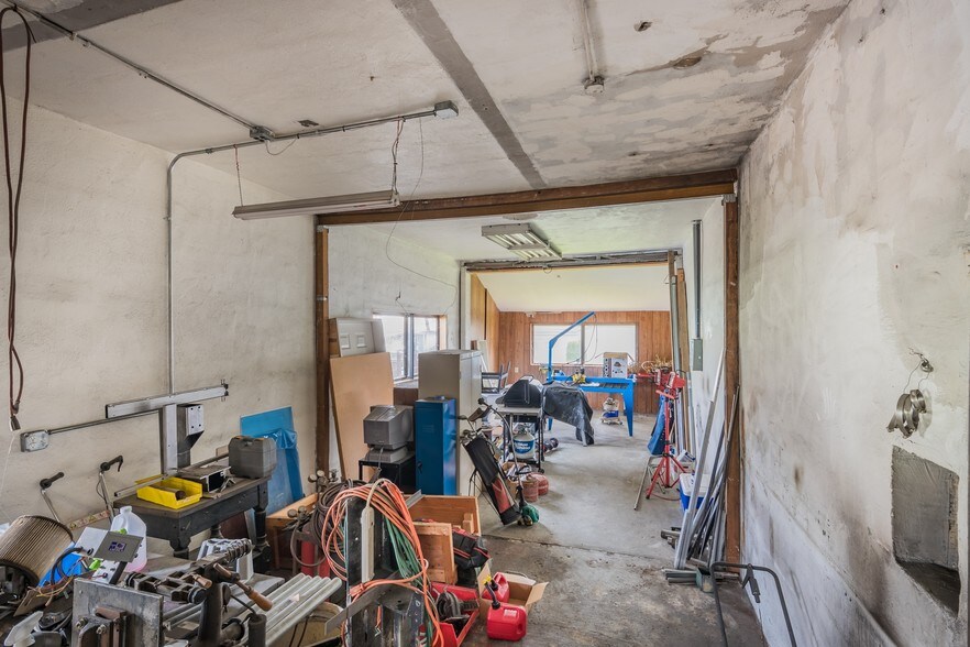 More Photos Of 941 SW Alder St, Dundee Warehouse For Sale