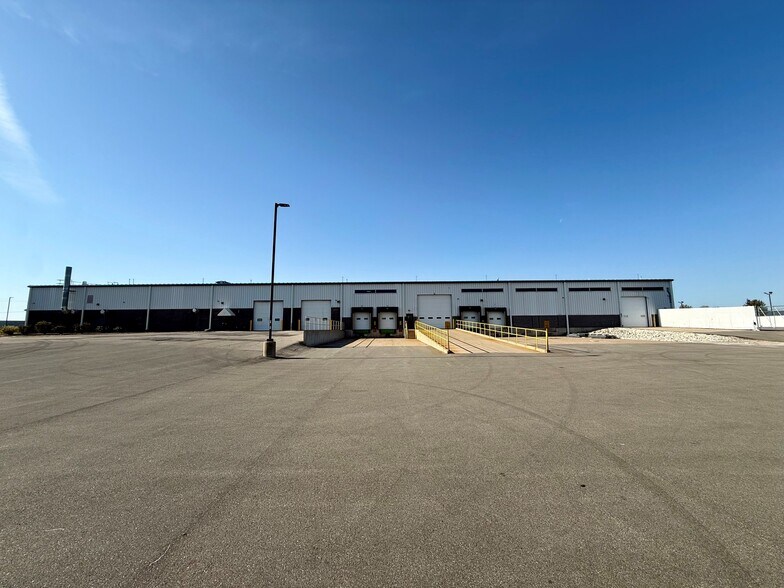 More Photos Of 2855 S Oakwood Rd, Oshkosh Manufacturing For Lease