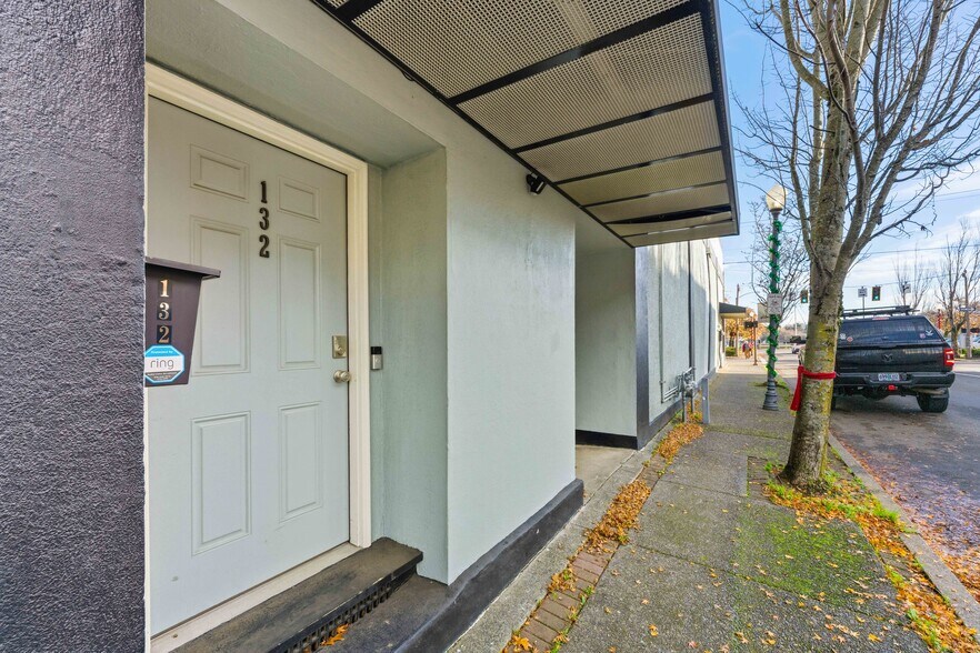 More Photos Of 171 S Broadway, Coos Bay General Retail For Sale