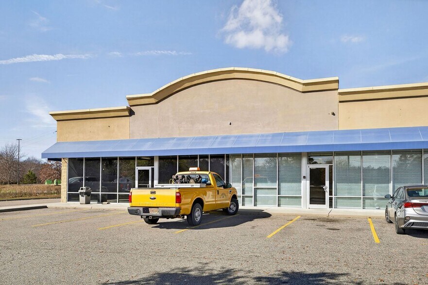 More Photos Of 300-326 Columbus Corners Dr, Whiteville Storefront For Lease