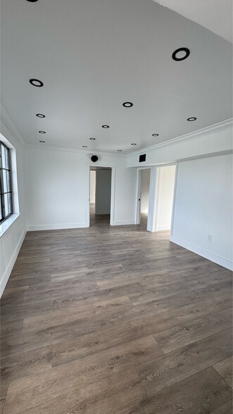 More Photos Of 7330 NE 4th Ct, Miami Showroom For Lease