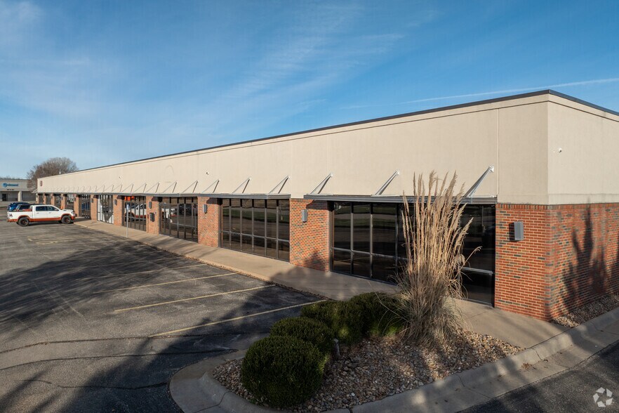 More Photos Of 7330 W 33rd St, Wichita Flex For Lease