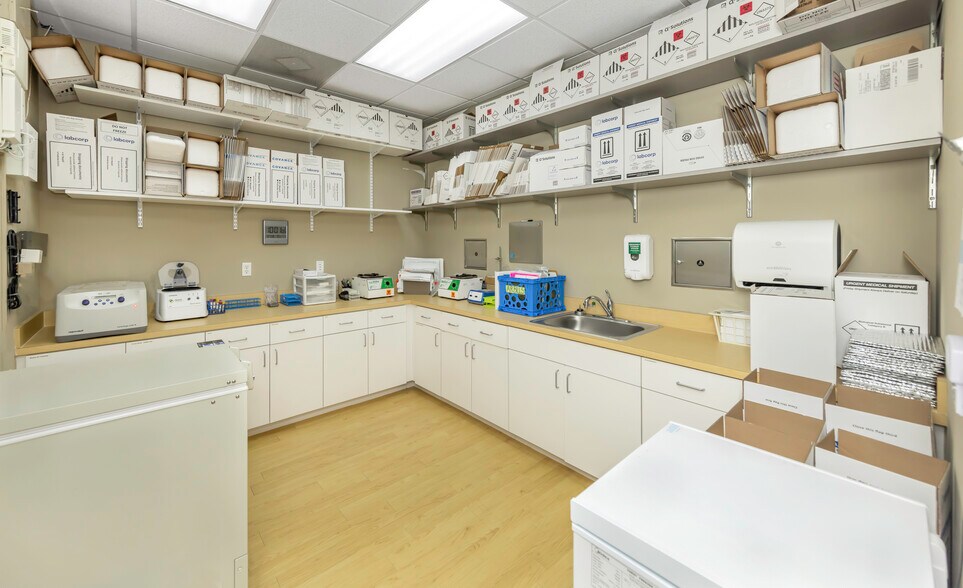 More Photos Of 14506 University Point Pl, Tampa Office For Sale