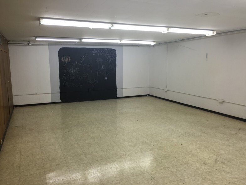 More Photos Of 202 S Bridge St, Yorkville Storefront For Sale