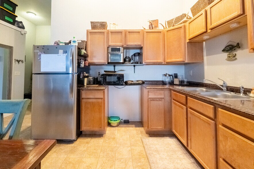 More Photos Of 211 Jetway Dr, Belgrade Flex For Sale