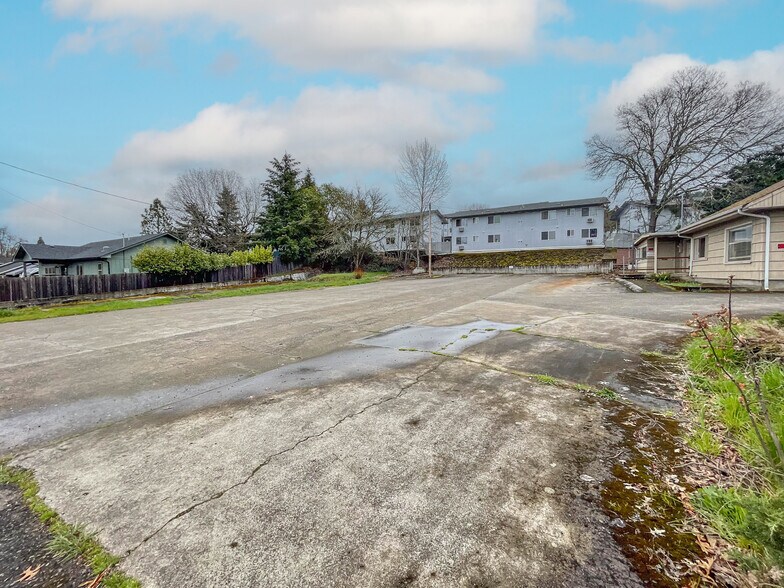 More Photos Of 859 W Lookingglass Rd, Roseburg Office For Sale