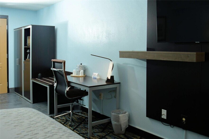 More Photos Of 2115 N Marine Blvd, Jacksonville Hotel For Sale