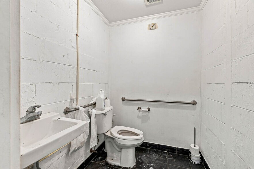 More Photos Of 3811 Darien Hwy, Brunswick Flex For Sale