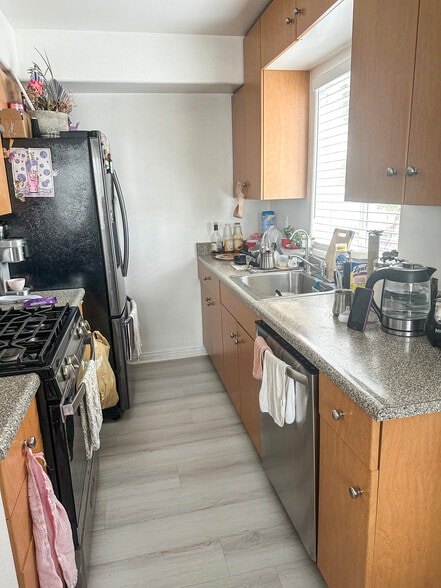 More Photos Of 13430 Victory Blvd, Van Nuys Apartments For Sale