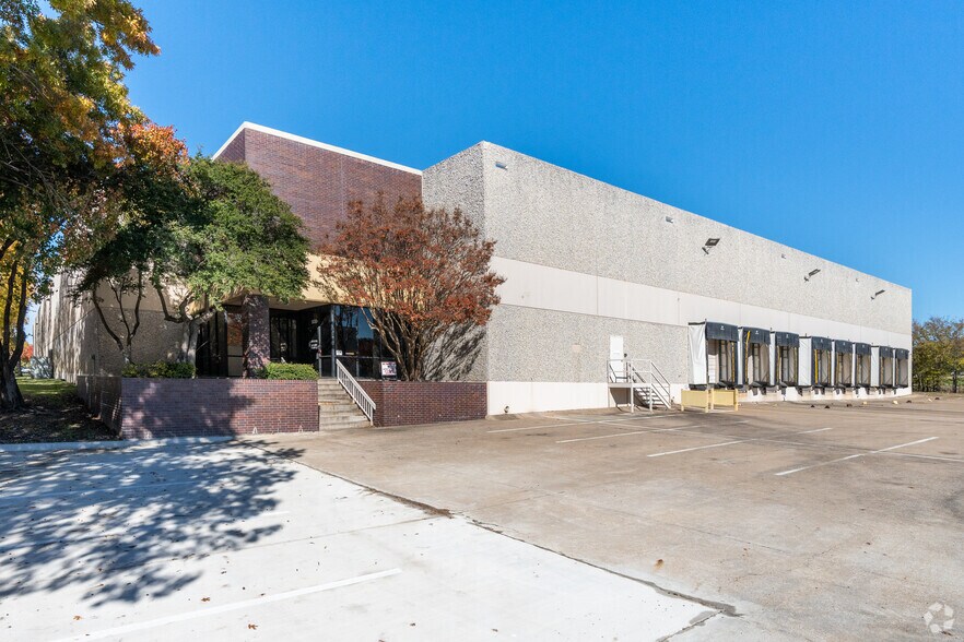 More Photos Of 5600 Stratum Dr, Fort Worth Warehouse For Lease