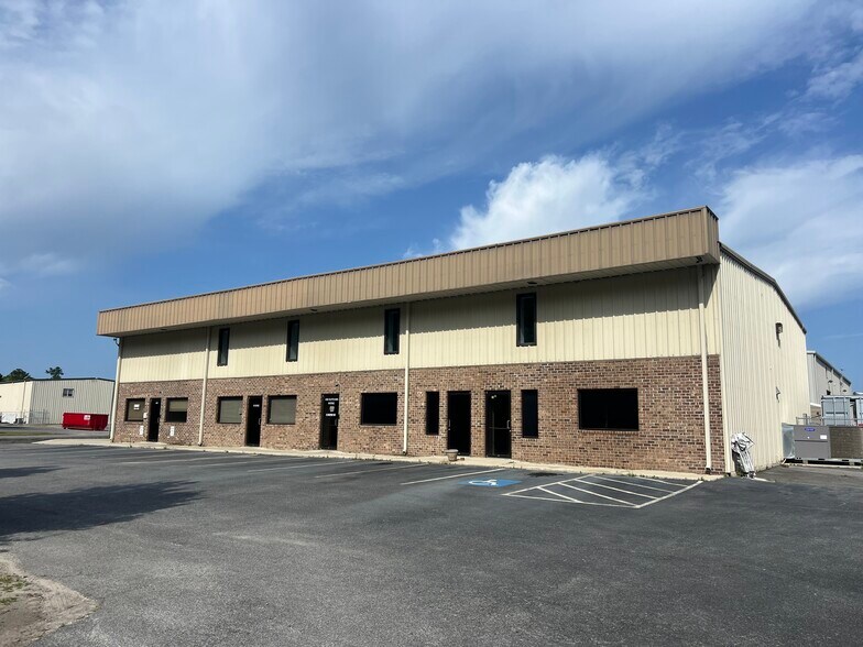 Primary Photo Of 456 Edsel Dr, Richmond Hill Service For Lease