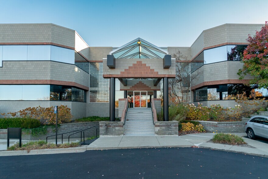 More Photos Of 691 N Squirrel Rd, Auburn Hills Office For Lease