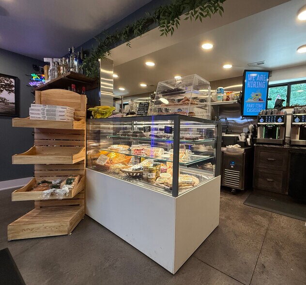 More Photos Of W4724 S Lakeshore Dr, Fontana-on-Geneva Lake Storefront For Sale