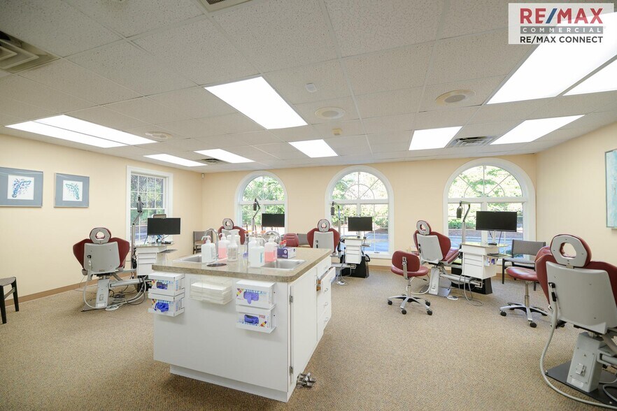 More Photos Of 401 Oyster Point Rd, Newport News Medical For Sale