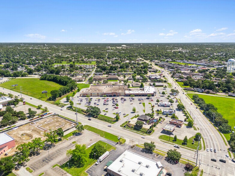 More Photos Of 2863 Ambassador Caffery Pky, Lafayette Supermarket For Sale