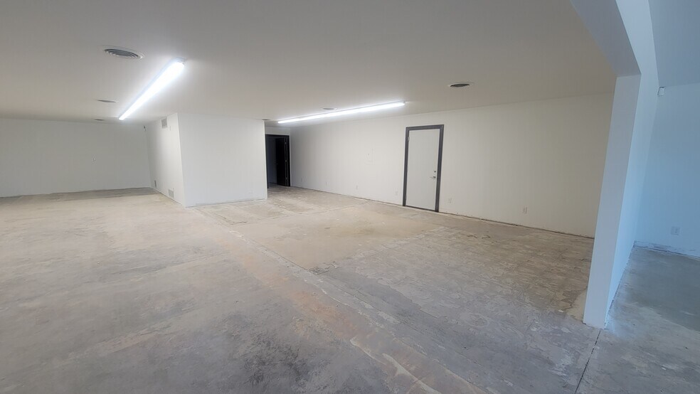 More Photos Of 906 W Springfield Rd, Taylorville Storefront Retail Office For Lease