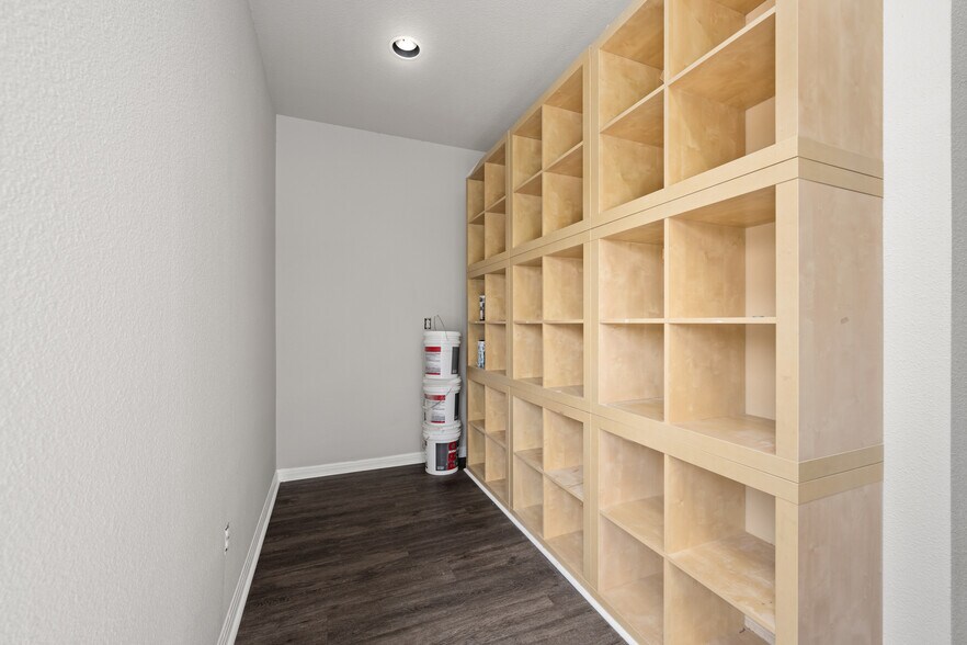 More Photos Of 19019 TX-71, Spicewood Office Residential For Lease