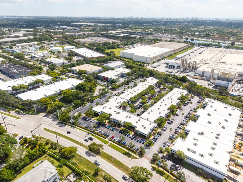 More Photos Of 602 S Military Trl, Deerfield Beach Showroom For Lease