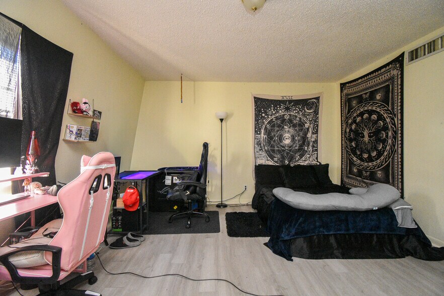 More Photos Of 1805 Rosemary Ave, Victoria Apartments For Sale