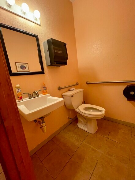 More Photos Of 25202 Island Pines Dr, Waves Restaurant For Sale