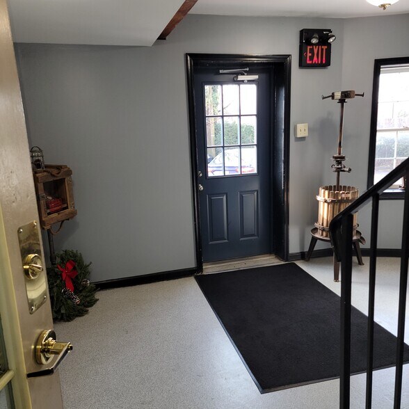 More Photos Of 600 Main St, Riverton Office For Sale