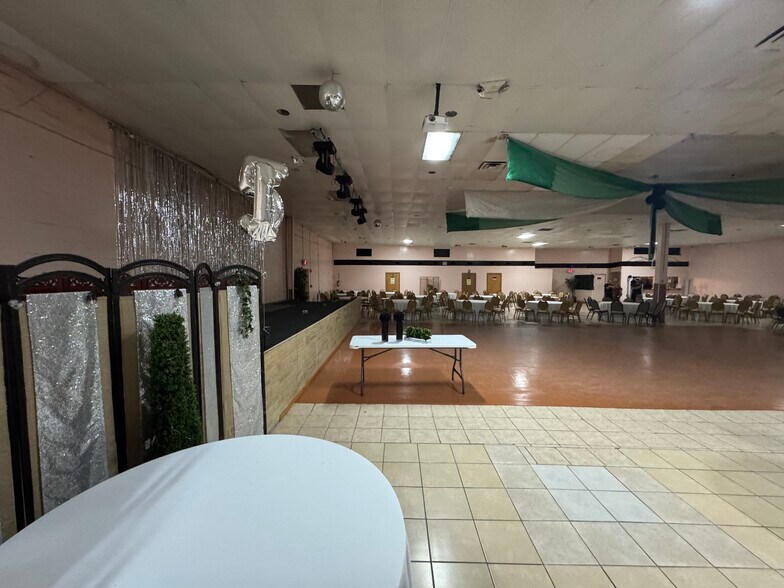 More Photos Of 5115 E Grand Ave, Dallas Showroom For Lease