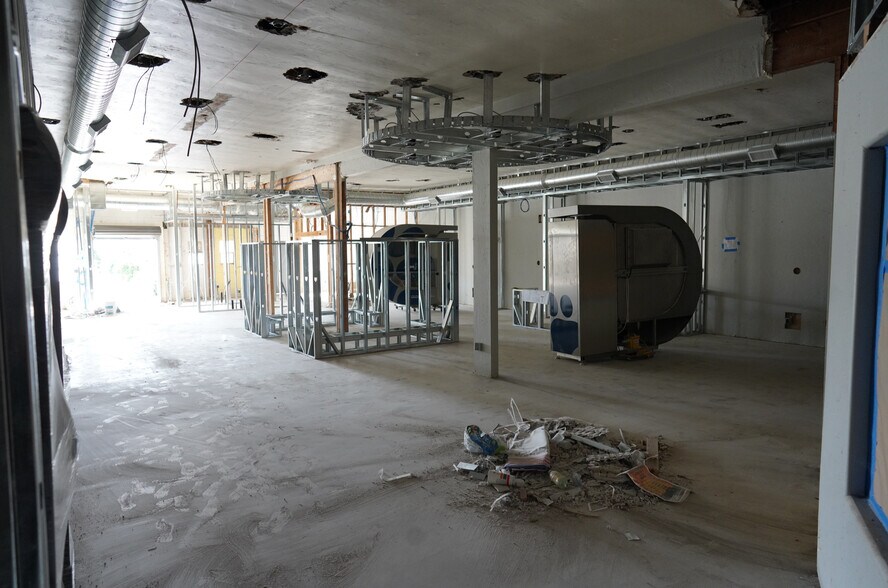 More Photos Of 5622-5624 La Jolla Blvd, La Jolla Storefront Retail Residential For Sale