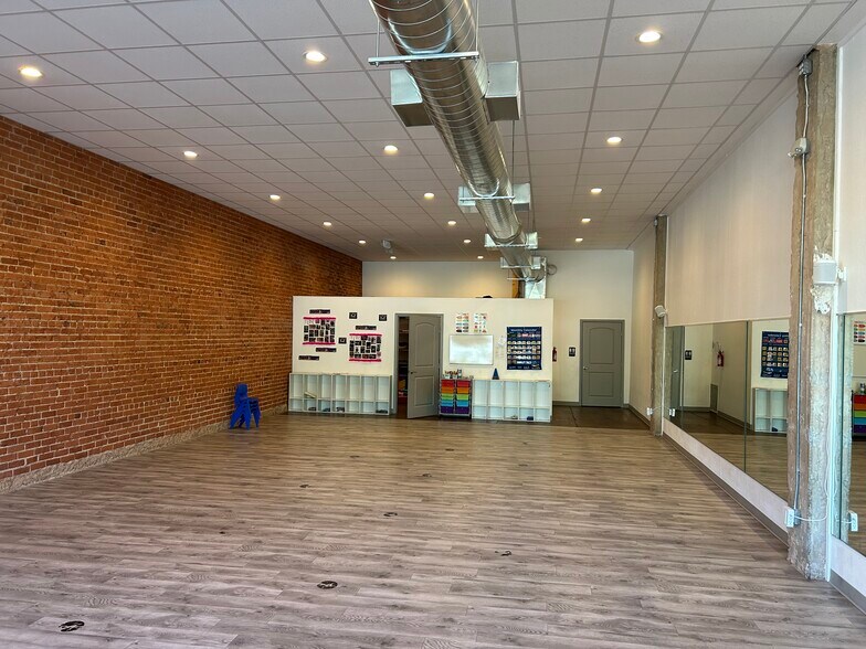 More Photos Of 141 Oak St, Abilene Storefront Retail Office For Sale