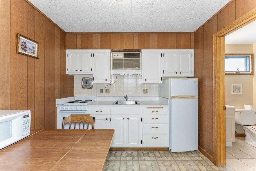 More Photos Of 309 E Wall St, Eagle River Hotel For Sale