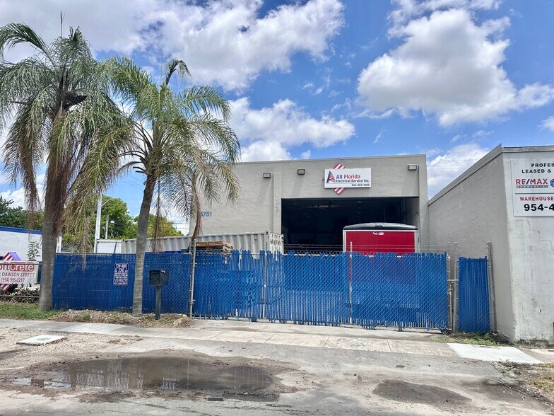 More Photos Of 5751 Dawson St, Hollywood Warehouse For Lease