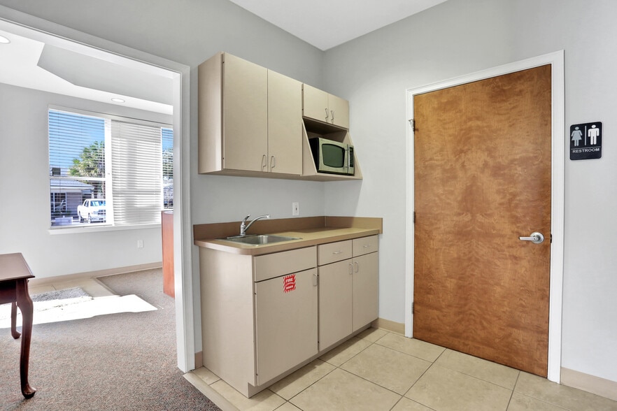 More Photos Of 6277 Dupont Station Ct, Jacksonville Medical For Sale